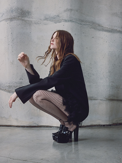 Черное платье-мини с кружевом, 1