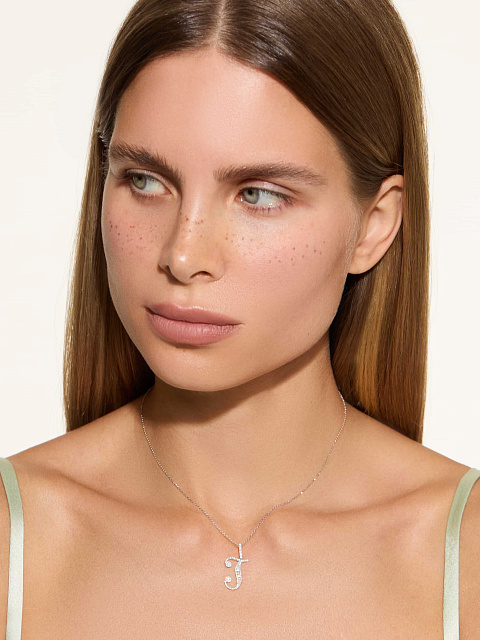 Колье из белого золота с кулоном в виде буквы J с бриллиантами, 2 Колье из белого золота с кулоном в виде буквы J с бриллиантами, 2