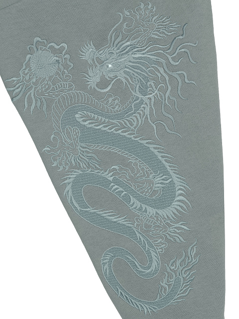 Серый костюм с голубой вышивкой на рукавах, 4