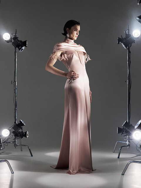 Пудровое платье-макси из шелка с драпировкой, 2