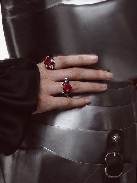 Кольцо из белого золота с рубеллитом и двумя черными бриллиантами огранки «сердце», 10