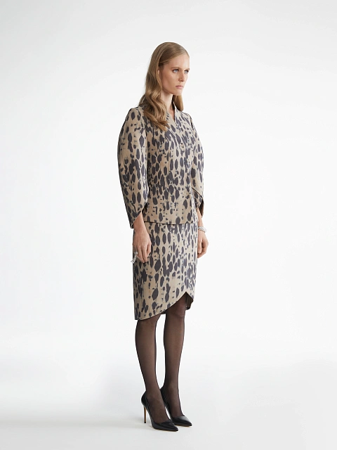 Бежевый костюм с леопардовым принтом и юбкой-мини, 3