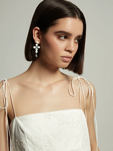 Серьги в виде крестов из белого золота с резным перламутром и топазами, 2