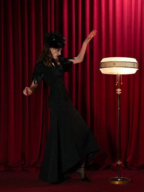 Черное платье-макси из жаккарда с перьями, 2