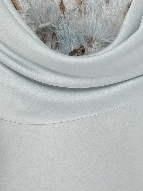 Серое платье-макси из шелка с драпировкой и перьями, 7