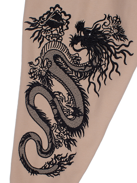 Светло-бежевый костюм с драконами на рукавах, 3