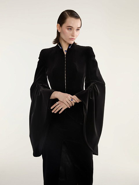 Черный бархатный костюм из жакета и юбки с разрезом, 7 Черный бархатный костюм из жакета и юбки с разрезом, 7