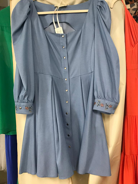 Платье из светло-голубой тонкой джинсы, отрезная талия, вырез каре,вышивка манжет,планка,складки, 1