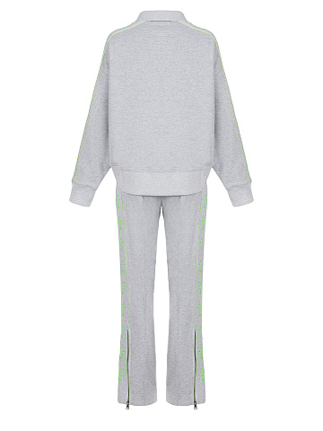 Серый костюм с укороченной толстовкой и неоново-зеленой вышивкой в виде крестов, 2