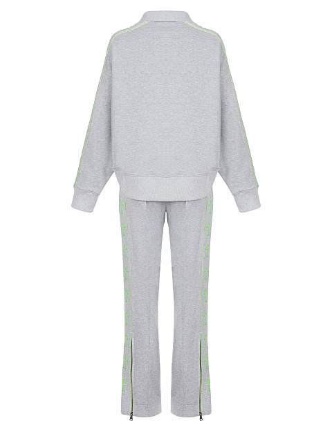 Серый костюм с укороченной толстовкой и неоново-зеленой вышивкой в виде крестов, 2