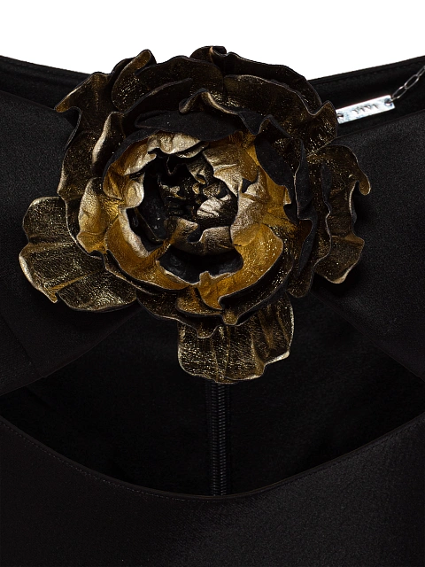 Черное платье-макси из шелка с вырезом и розой, 3