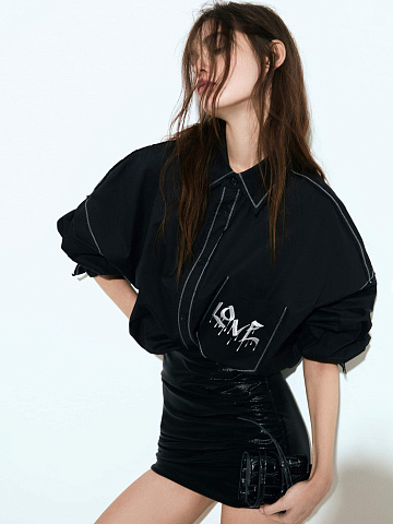 Черная мини-юбка из эко-кожи с драпировкой, 2