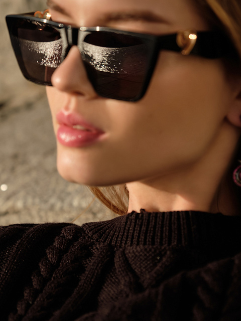 Солнцезащитные очки в черной оправе, 5