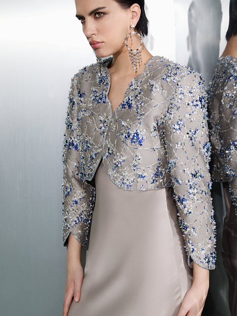 Укороченный жакет из серого жаккарда с цветочной вышивкой бисером и кристаллами, 7