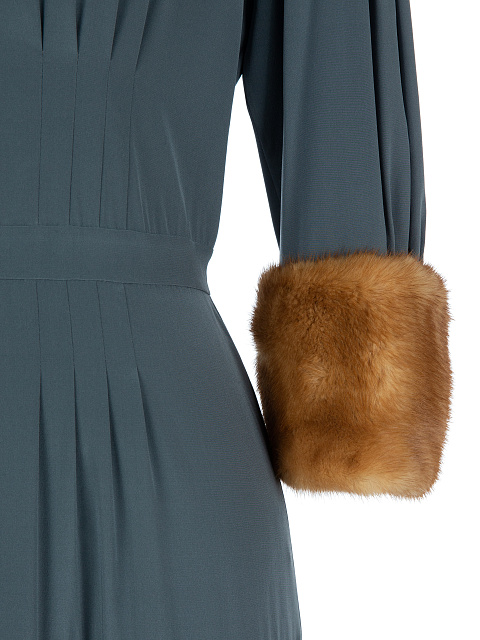 Темно-серое шелковое платье-миди с мехом норки, 3