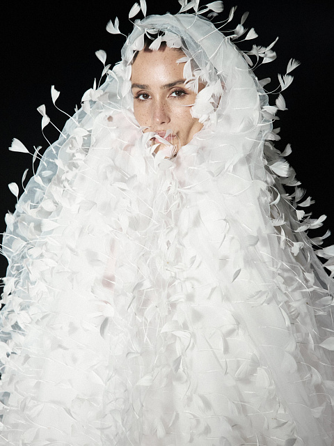 Белое платье из фатина с драпировкой и шлейфом, 8