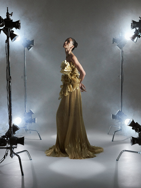 Золотое платье-макси с гофрированной юбкой и драпировкой, 6 Золотое платье-макси с гофрированной юбкой и драпировкой, 6