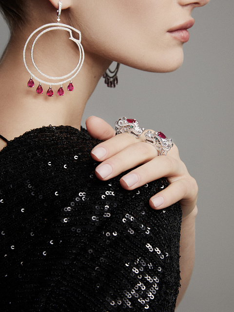 Кольцо из белого золота с рубинами, изумрудами и бриллиантами, 5 Кольцо из белого золота с рубинами, изумрудами и бриллиантами, 5