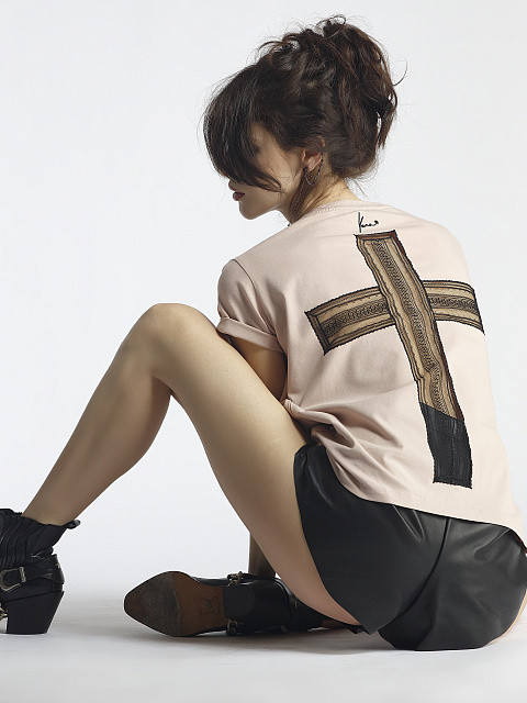 Розовая футболка с кружевным крестом на спине, 3 Розовая футболка с кружевным крестом на спине, 3