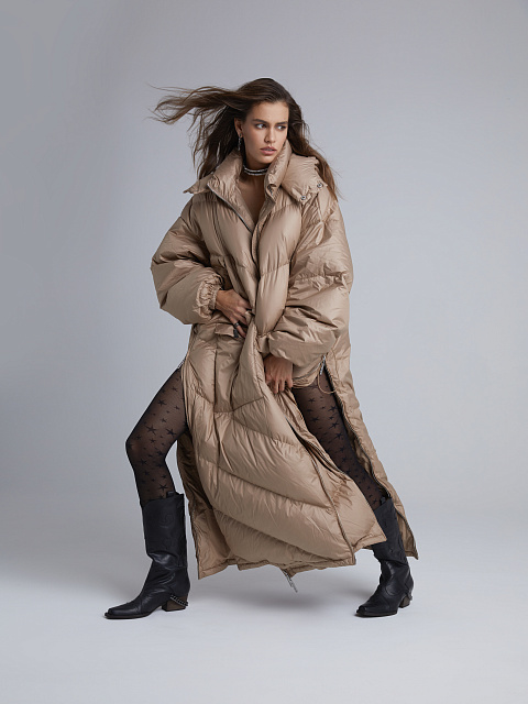 Бежевый длинный пуховик с капюшоном, 3