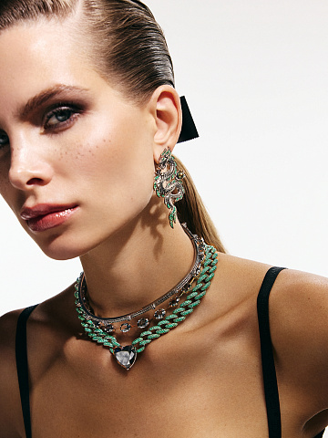 Серьги из черненого золота с изумрудами и черным жемчугом, 2 Серьги из черненого золота с изумрудами и черным жемчугом, 2