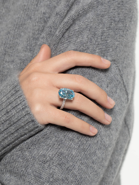 Кольцо из белого золота с голубым бриллиантом овальной огранки, 4 Кольцо из белого золота с голубым бриллиантом овальной огранки, 4