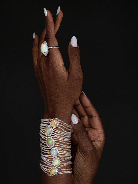 Браслет из белого золота с бриллиантами, опалами и цаворитами, 3