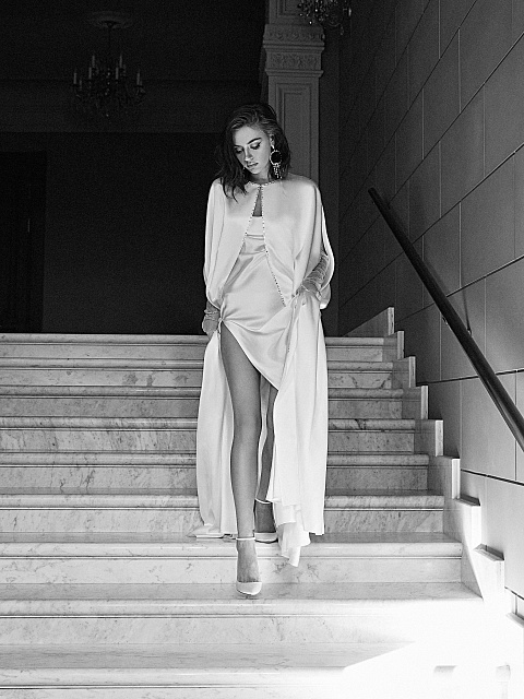 Белый шелковый кейп в пол со стразами, 3