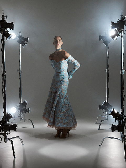 Платье-миди с открытыми плечами из голубого кружева, 4