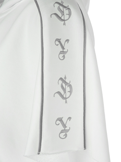 Белый трикотажный костюм с шортами и серой вышивкой, 4 Белый трикотажный костюм с шортами и серой вышивкой, 4