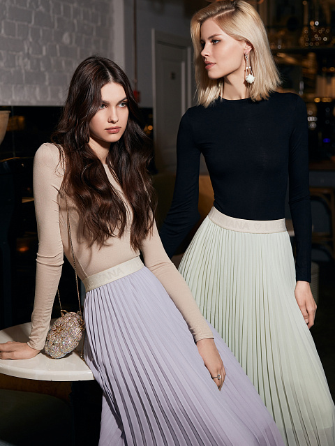 Лиловая плиссированная юбка-миди с асимметричным подолом, 4 Лиловая плиссированная юбка-миди с асимметричным подолом, 4