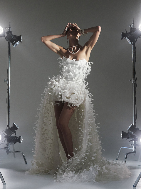 Белое платье из фатина с драпировкой и шлейфом, 5