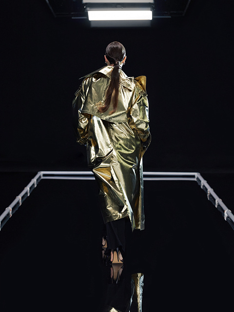 Золотистый двубортный тренч из шелка с люрексом, 6 Золотистый двубортный тренч из шелка с люрексом, 6