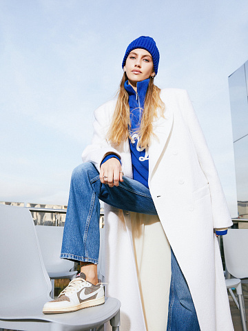 Молочное двубортное пальто с фигурными лацканами, 2