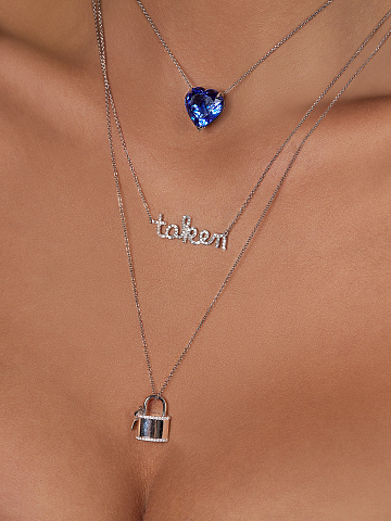 Колье с кулоном в виде замка и ключа из белого золота с бриллиантами, 2