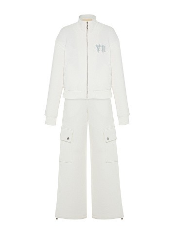 Белый трикотажный костюм с брюками-карго, 1