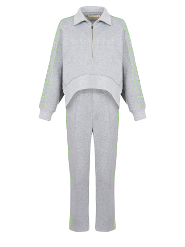 Серый костюм с укороченной толстовкой и неоново-зеленой вышивкой, 1