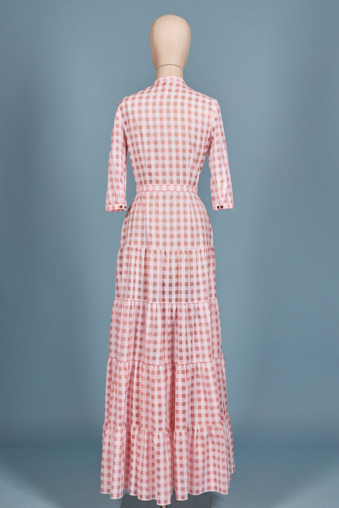 Платье-рубашка из хлопка в нежно-коралловую клетку, отрезная талия, четыре яруса, рукав 3/4, 1 Платье-рубашка из хлопка в нежно-коралловую клетку, отрезная талия, четыре яруса, рукав 3/4, 1