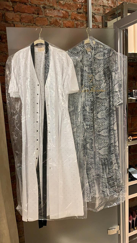 Платье-рубашка из белого хлопка в горох, рукав бабочка, защипы по талии, кнопки, кружево по краю, 1