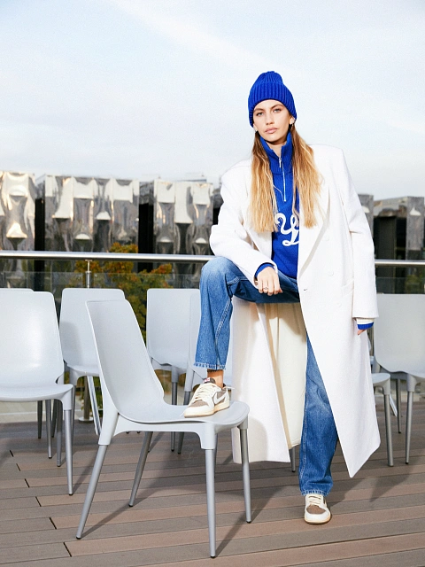 Синяя вязаная шапка в рубчик, 7