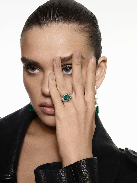 Кольцо из белого золота с изумрудами и бриллиантами, 5 Кольцо из белого золота с изумрудами и бриллиантами, 5