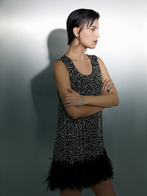 Платье-мини с кристаллами и перьями, 4