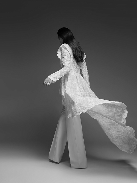 Белый костюм из кружевного фрака и брюк, 11