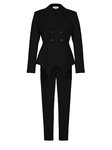 Черный брючный костюм со штрипками, 1