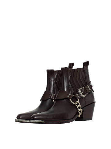 Коричневые кожаные казаки, 1