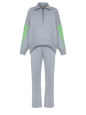 Серый трикотажный костюм с вышивкой, 1