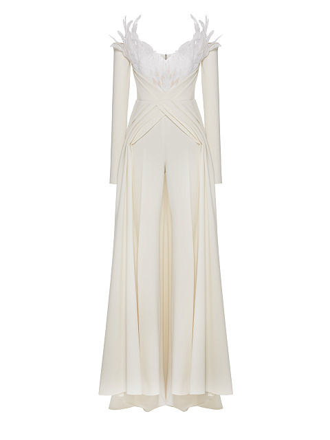 Белый костюм из жакета с перьями и брюк, 1