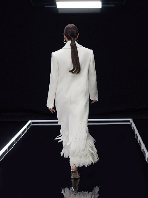 Белое пальто из шерсти с перьями, 6