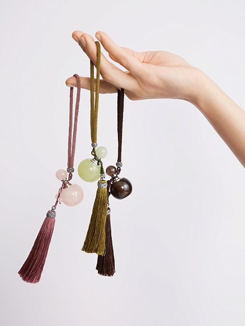 Ароматница на руку из серебра и дымчатого кварца с темно-коричневой кисточкой, 3 Ароматница на руку из серебра и дымчатого кварца с темно-коричневой кисточкой, 3