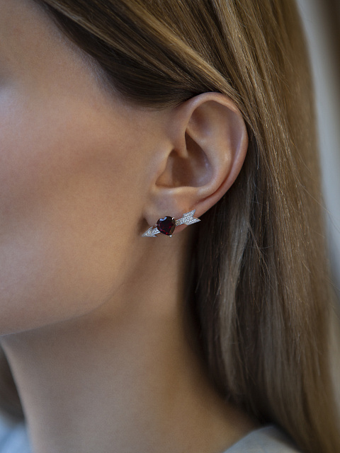 Серьги-гвоздики из белого золота с бриллиантами и рубинами, 3 Серьги-гвоздики из белого золота с бриллиантами и рубинами, 3